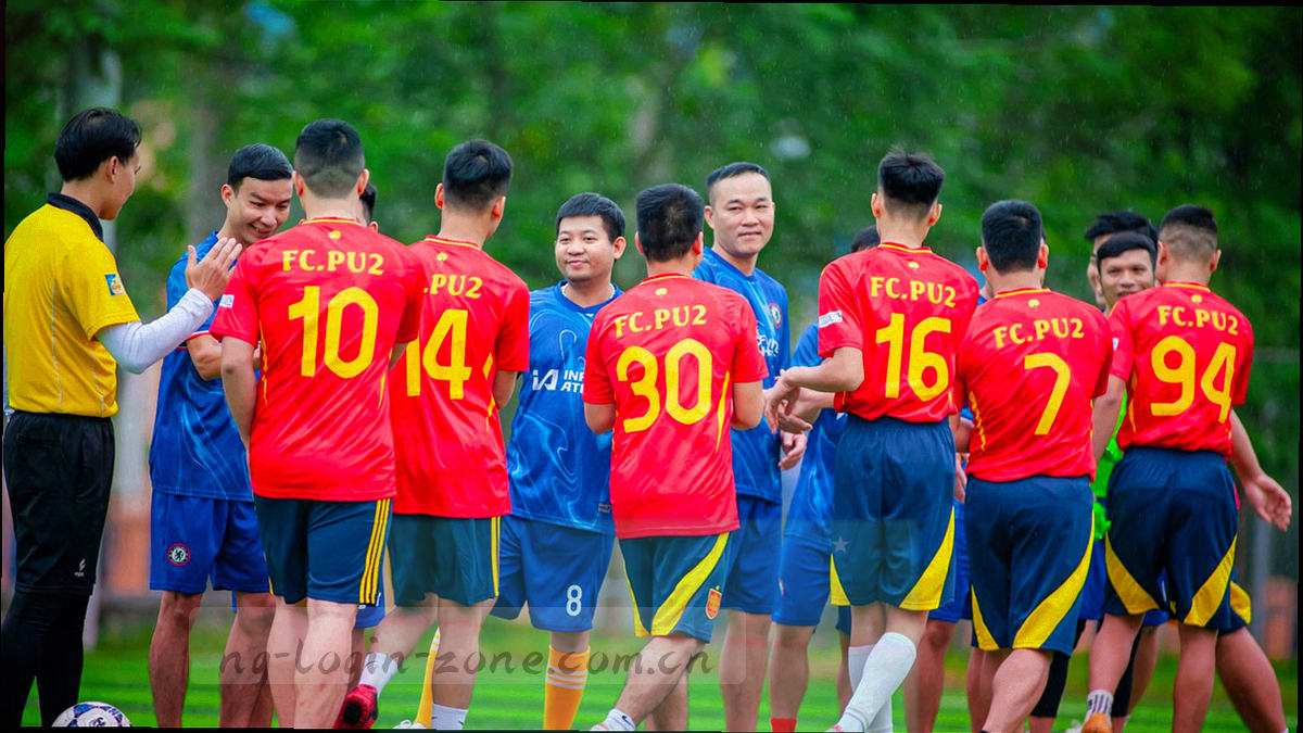 低机位拍摄的替补席座椅与战术板一角，画面偏暗，人物为不可辨认的剪影